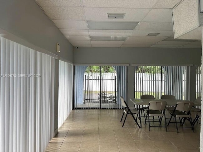 Building Photo - 9460 Fontainebleau Blvd