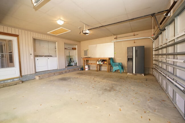 Building Photo - 243 Parkwood Cir