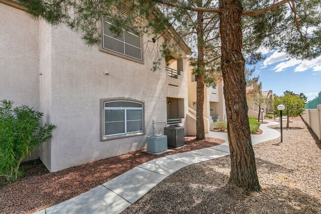 Building Photo - CUTE AND COZY 1 BEDROOM UNIT WITH TONS OF UPGRADES*COMMUNITY AMENITIES*