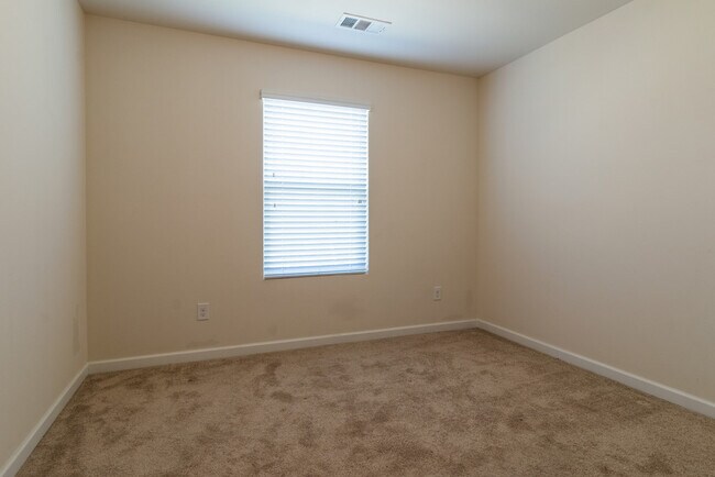 Building Photo - 4 BR/2.5 BA Home - A Rare Rental Between C...