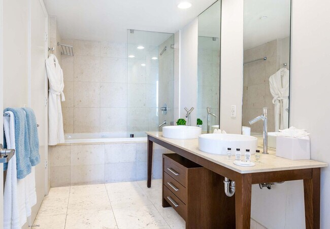 Building Photo - 485 Brickell Ave