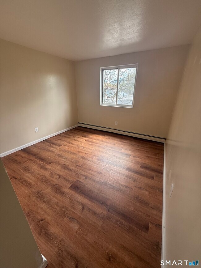 Building Photo - 1051 Old Colony Rd