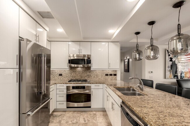 Building Photo - 7131 E Rancho Vista Dr