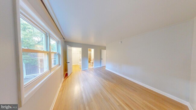 Building Photo - 1216 Downs Dr