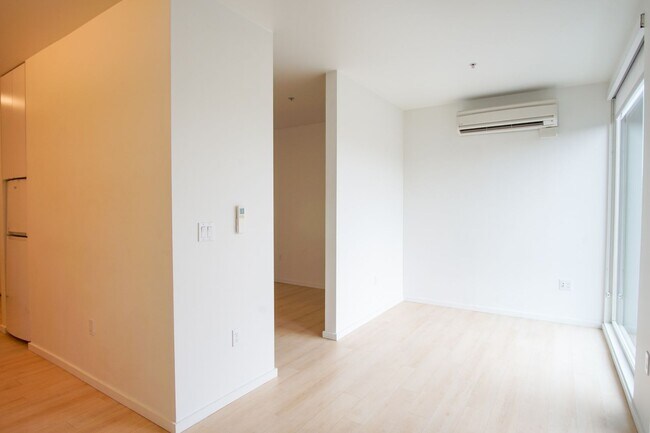 Building Photo - Buckman: Light & Bright 1 Bdr with D/W, A/...