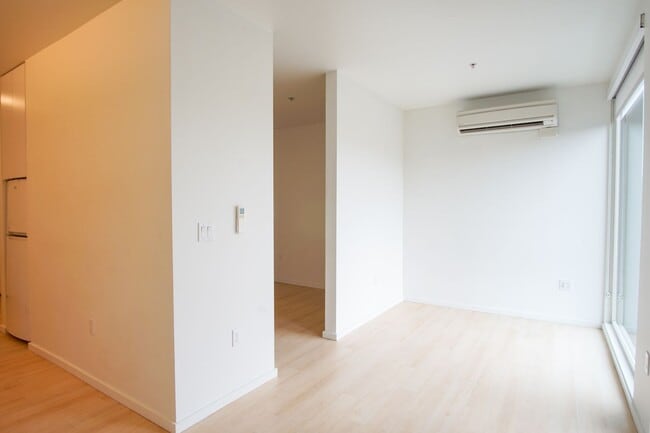 Building Photo - Buckman: Light & Bright 1 Bdr with D/W, A/C, W/D & FREE RENT!