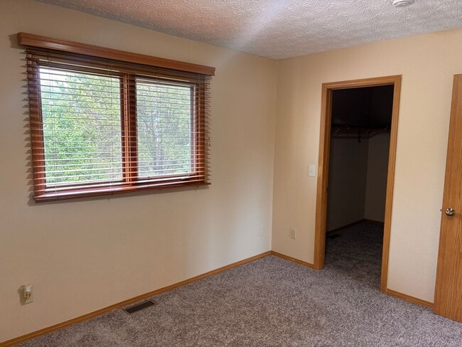 Building Photo - Updated 3 Bed / 2 Bath Turnagain Townhome!