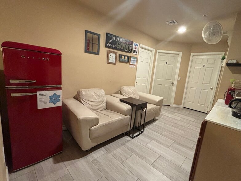 Building Photo - 1350 S Greenfield Rd