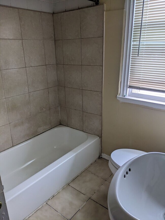 Building Photo - 2 BEDROOM TOWNHOUSE WATER INCLUDED VOUCHERS ACCEPTED