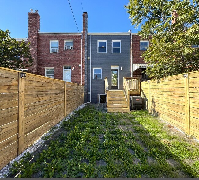 Building Photo - Beautiful 3 BR/3 BA Townhome in Brentwood!