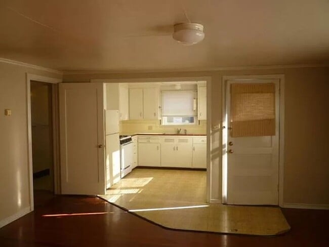 Building Photo - Spacious 1 Bedroom Apartment