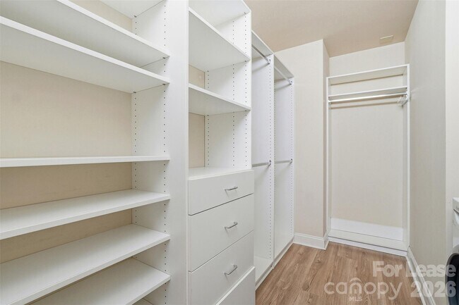 Building Photo - 701 Royal Ct