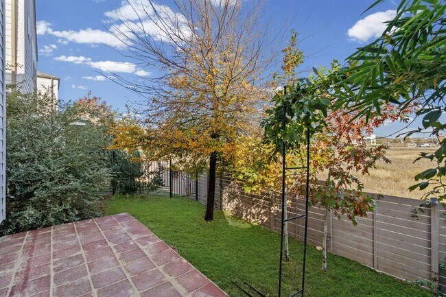 Building Photo - 7116 Silver Star Ln