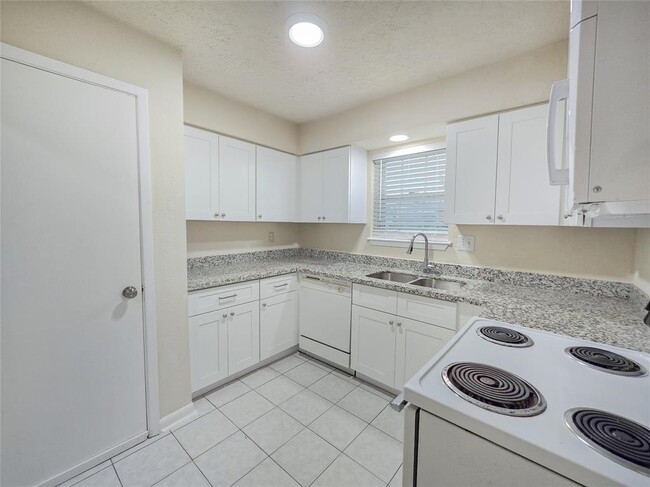 Building Photo - 13115 High Star Dr