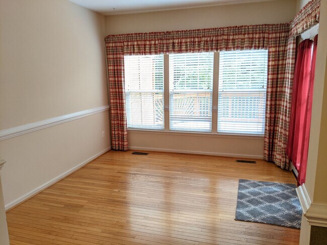 Building Photo - Townhouse in Spring Ridge community - OAKDALE school district - available before the holidays!