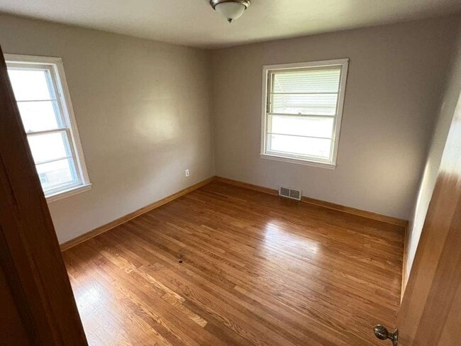 Building Photo - Charming 3-Bedroom Home in Maple Heights –...