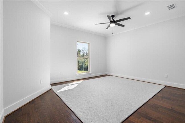 Building Photo - 5488 Hilltop Dr N
