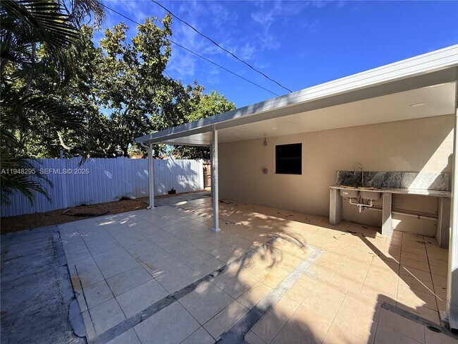 Building Photo - 30 E 44th St