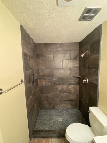Shower - 1000 Glendale Dr