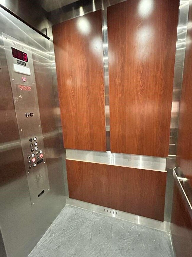 Building Photo - 6900 SW 39th St