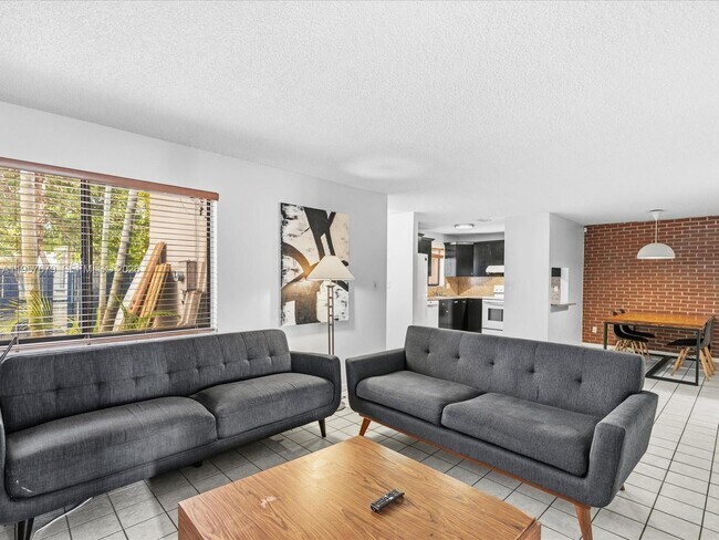 Building Photo - 5020 SW 40th Ave