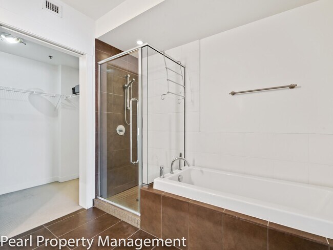 Building Photo - Waterfront Pearl - 1 bed/1.5 bath/den sw corner unit with parking/2 balconies/river view/most uti...