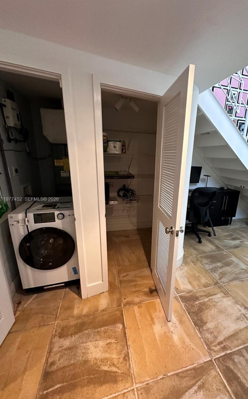 Building Photo - 6865 Bay Dr