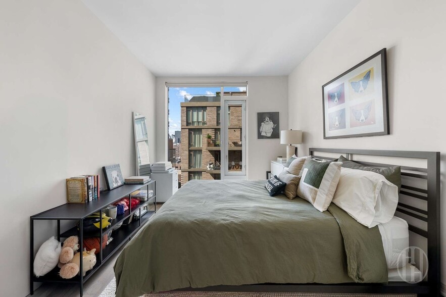 Building Photo - 505 W 43rd St