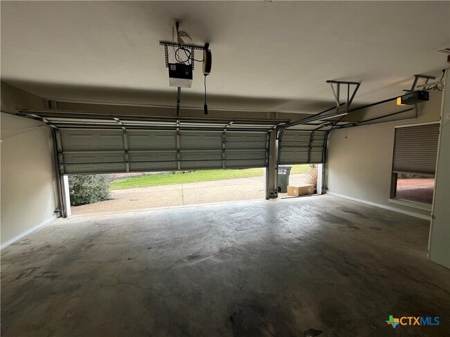 Building Photo - 2013 Highland Dr