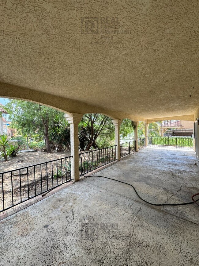 Building Photo - Waterfront Living in Canyon Lake!