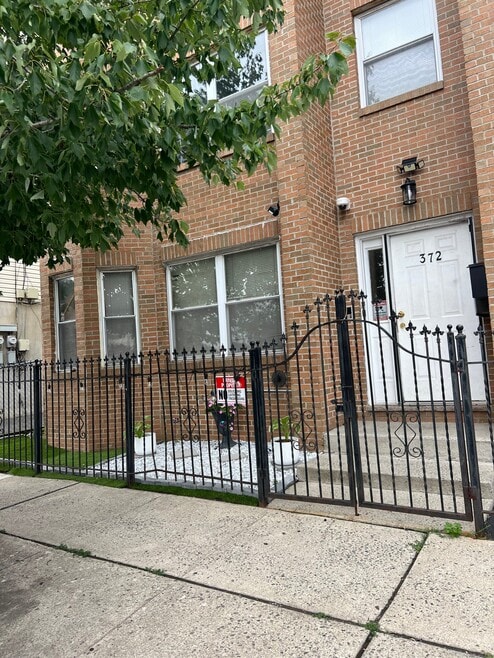 Building Photo - 372 Grove St