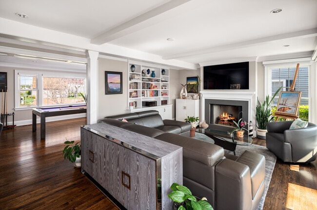 Building Photo - 187 Dolphin Cove Quay