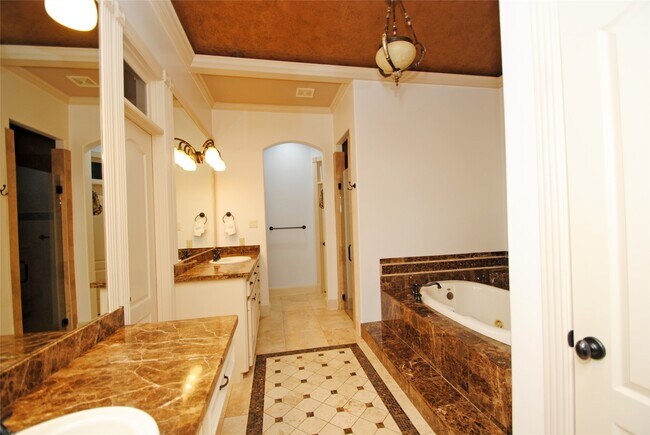 Building Photo - 15823 Medina Lake Ln