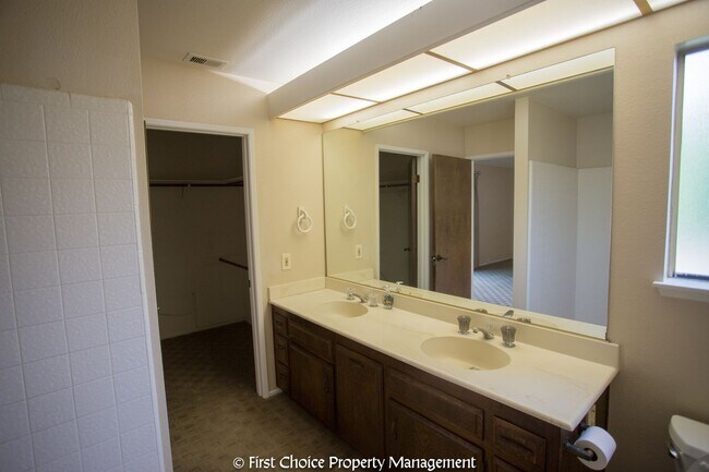 Building Photo - 6794 Rycroft Dr