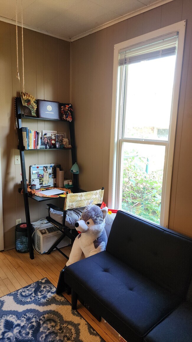 Building Photo - 1410 Breda Ave