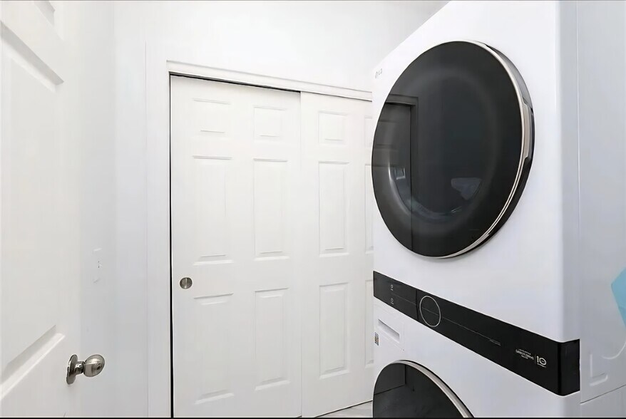 Building Photo - 1760 SE LA Grant Pkwy