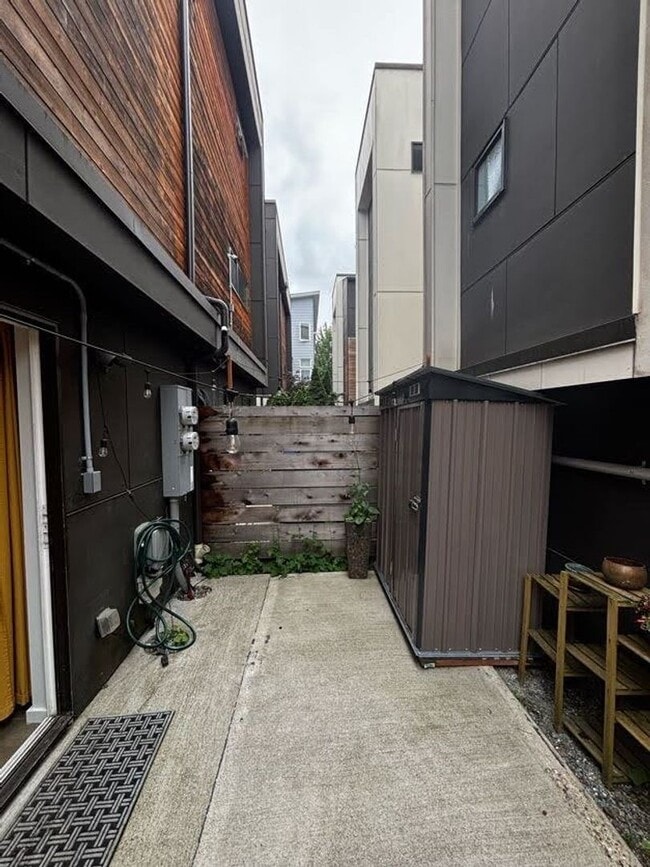 Building Photo - Modern Townhome For Lease Near Columbia City | 2 Bed | 2.5 Bath | A/C | Covered Parking