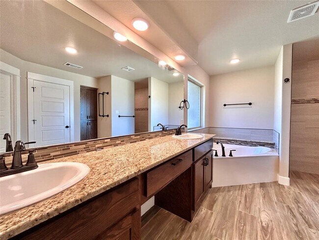 Building Photo - 112 Savage Cir