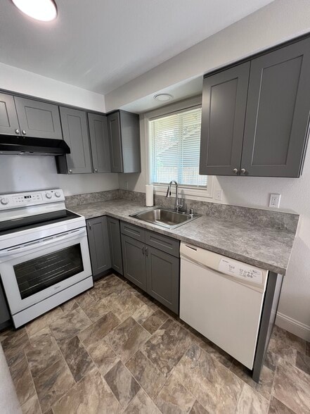 Kitchen - 14310 NE 14th Cir