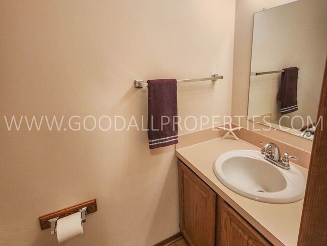 Building Photo - Executive 4 Bedroom Home in West Des Moine...