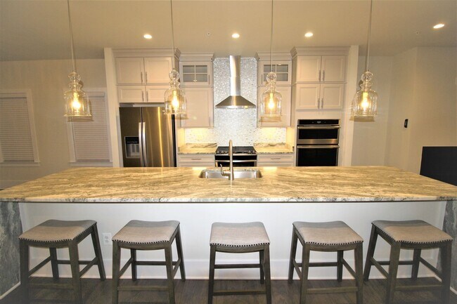 Building Photo - Elegant 3 Bedroom 2 Full 2 Half Bath Townhome in Ashburn