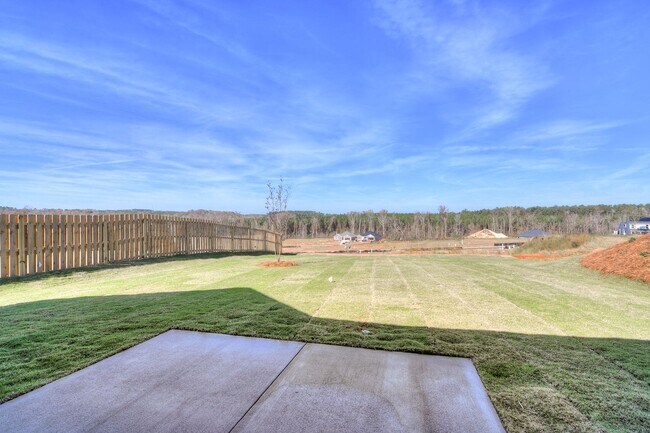 Building Photo - Like New Home - 4 Bed 3 Bath