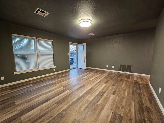 Building Photo - Updated (2) Bed/(1) Bath in Core Norman! Video Walk-Thru Avail!