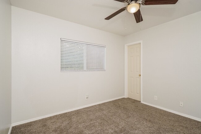 Building Photo - Large 5 Bedroom! $250 off the first full month!