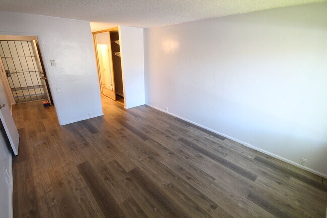 Building Photo - Large 2-bedroom condo at the Plaza Condos in Pacific Beach