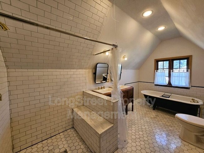 Building Photo - 224 N Russet St