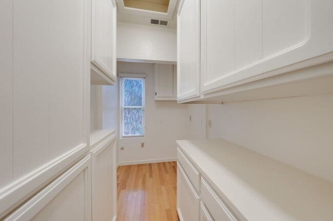 Building Photo - Charming 3 Bedroom Single-Story with Firep...