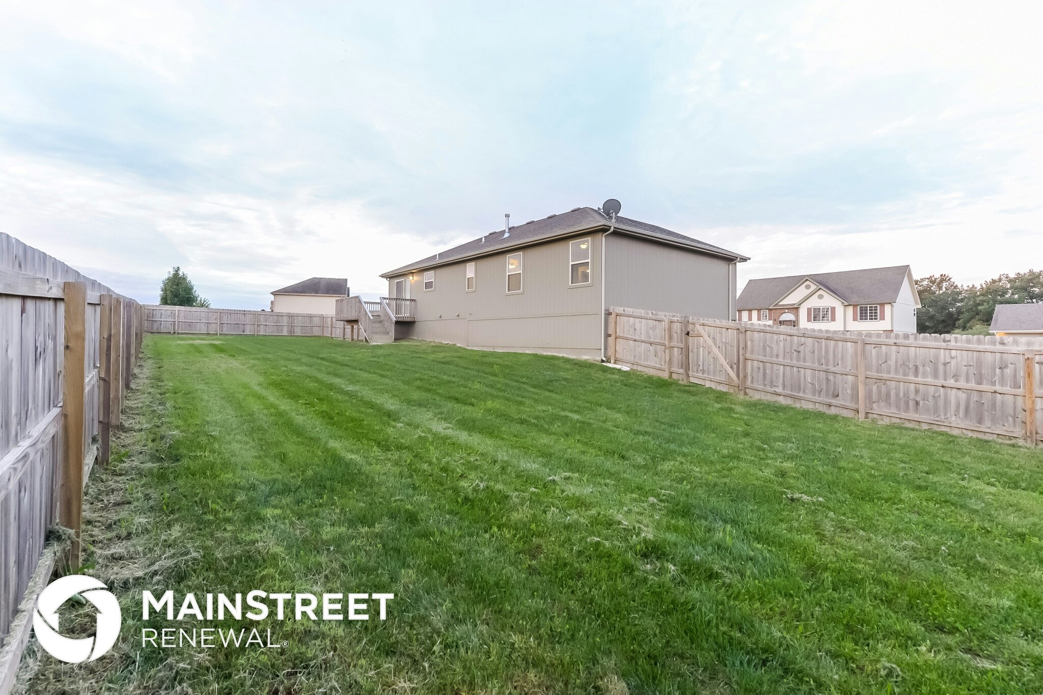 Building Photo - 400 Golfview Dr