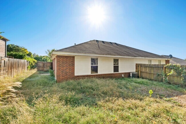 Building Photo - S Erika Ave Duplex