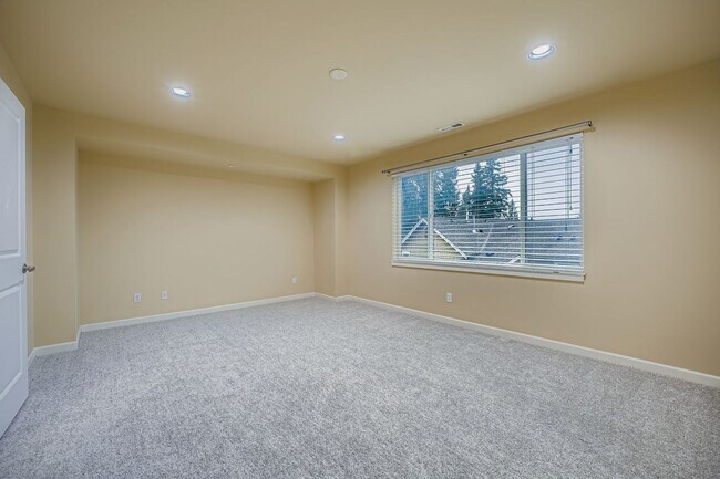 Building Photo - Stunning 3BD / 3BA Redmond Home. Spacious, Updated & Designed for Comfort!